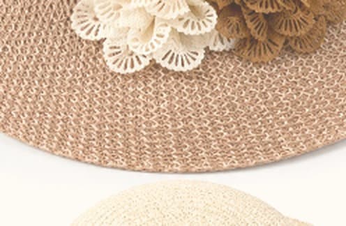 Capelinas de paja con flores